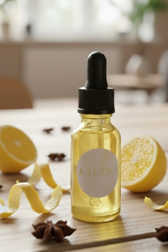 ES
Aceite corporal de limón de origen natural, elaborado con ingredientes cuidadosamente seleccionados.
Su textura ligera se absorbe con facilidad, dejando la piel nutrida, suave y luminosa.
El aroma fresco y cítrico del limón aporta una sensación revitalizante y de bienestar inmediato.
EN
Natural lemon body oil made with carefully selected ingredients.
Its light texture absorbs easily, leaving the skin nourished, soft, and radiant.
The fresh, citrus scent of lemon brings a revitalizing and uplifting sense