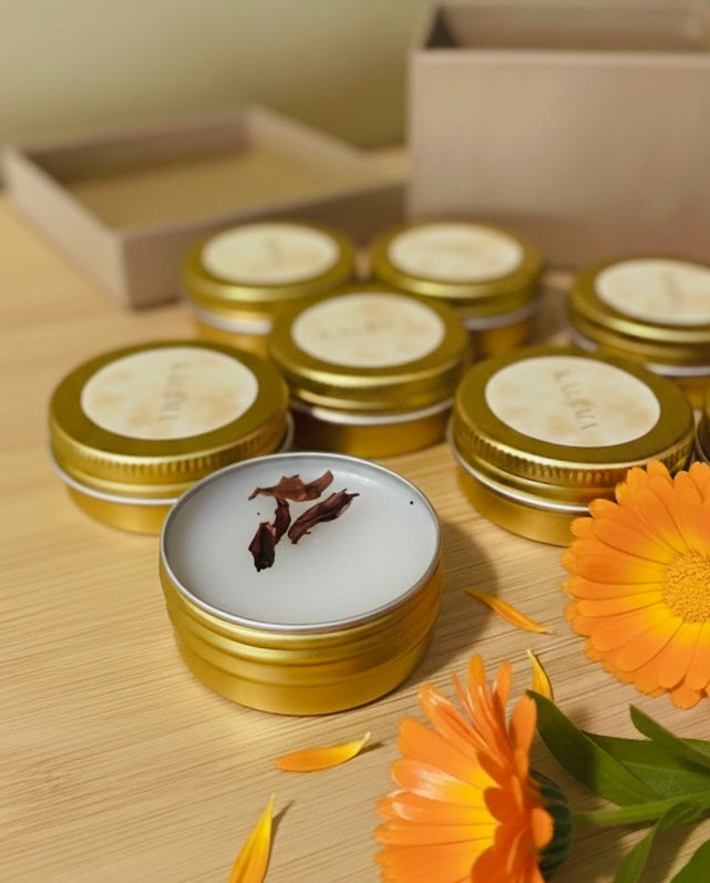 ES
Bálsamo natural y artesanal, elaborado con ingredientes ecológicos.
Nutre y protege la piel con una textura suave y un aroma delicado y auténtico.
EN
Natural, handcrafted balm made with organic ingredients.
Nourishes and protects the skin with a smooth texture and a delicate, authentic scent.