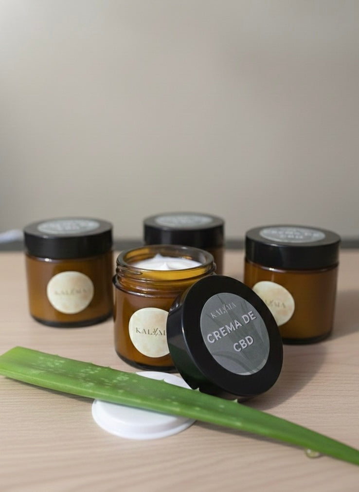 ES: Crema artesanal de CBD, formulada para calmar y nutrir la piel con propiedades relajantes y regeneradoras.
EN: Handmade CBD cream, formulated to soothe and nourish the skin with relaxing and regenerating properties.
