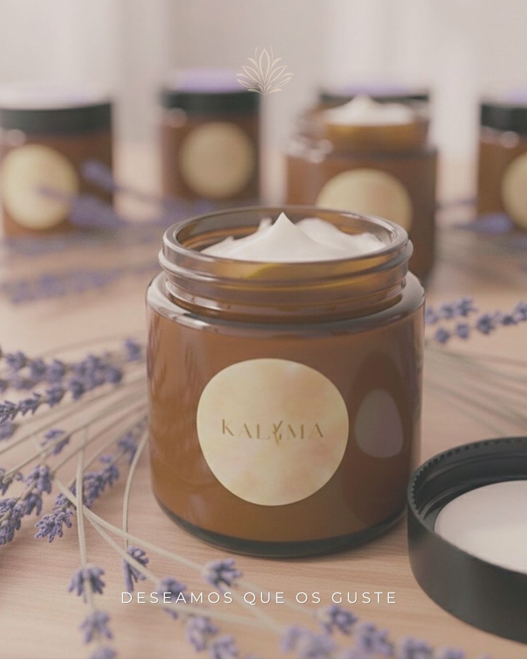 ES: Crema artesanal de lavanda, de textura suave, elaborada para hidratar y aportar una sensación calmante a la piel.
EN: Handmade lavender cream with a smooth texture, crafted to hydrate and provide a calming sensation to the skin.