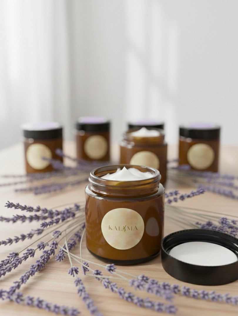 ES: Crema artesanal de lavanda, de textura suave, elaborada para hidratar y aportar una sensación calmante a la piel.
EN: Handmade lavender cream with a smooth texture, crafted to hydrate and provide a calming sensation to the skin.